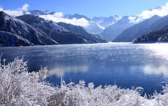 新疆天山天池大雪初晴美如画