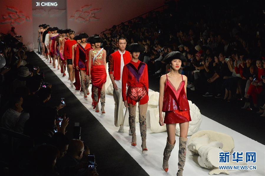#（新华视界）（2）吉承女装品牌作品亮相上海时装周