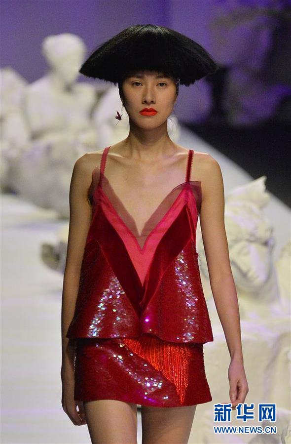 #（新华视界）（5）吉承女装品牌作品亮相上海时装周