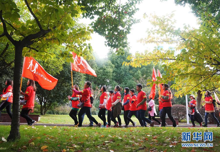 （体育）（1）全民健身——上海城市业余联赛暨漕男漕女健步走活动启动