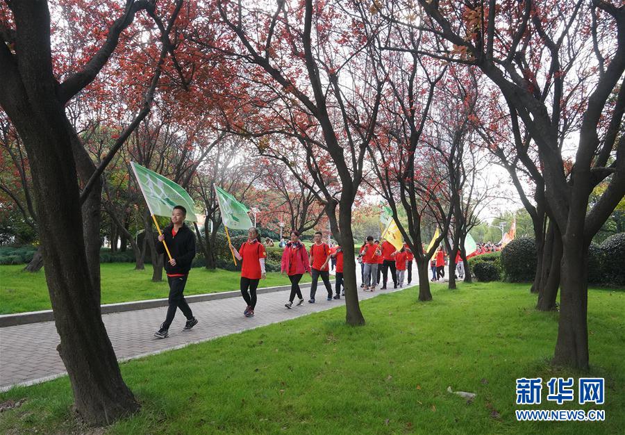（体育）（2）全民健身——上海城市业余联赛暨漕男漕女健步走活动启动