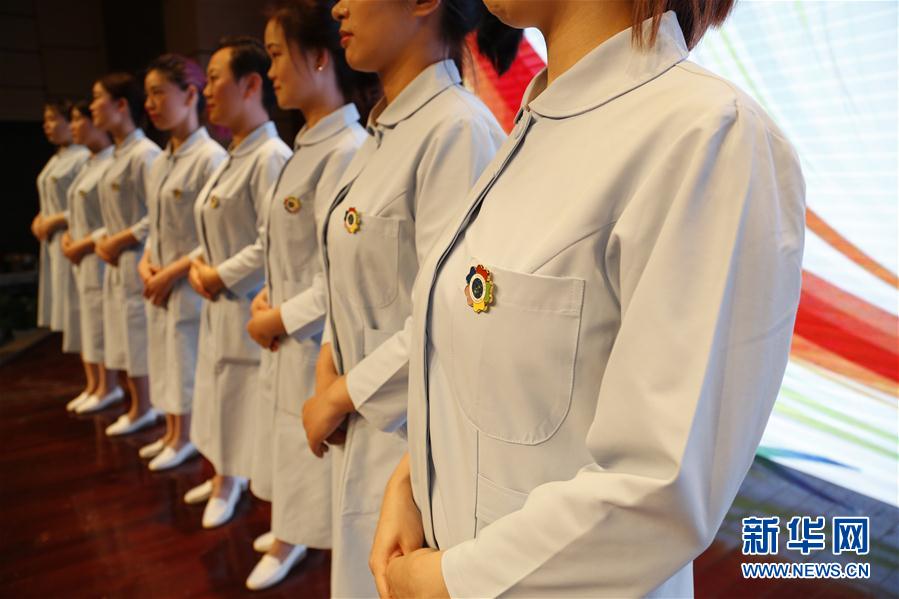 （新华网）（1）上海：“白衣天使”变身儿童护理医疗游戏辅导员