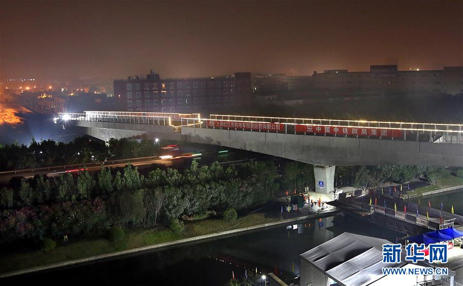 （经济）（2）上海有轨电车示范线跨沪昆高速转体梁成功转体