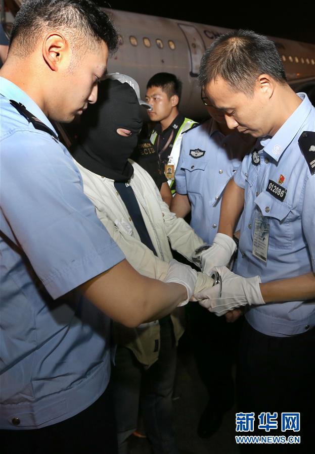 （法制）（3）上海警方将涉嫌非法吸收公众存款罪主要犯罪嫌疑人押解回国