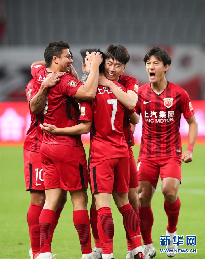 （体育）（2）足球——中超：上海上港胜山东鲁能泰山