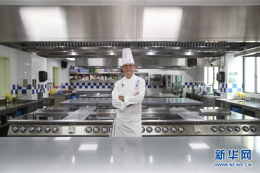 菲利普在上海蓝带厨艺职业技能培训学校的教室内(10月17日摄).