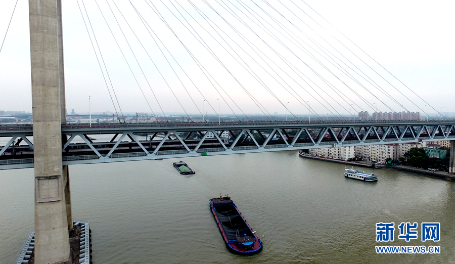 12月30日,上海轨交5号线正行驶在闵浦二桥上.新华网 罗沛鹏摄
