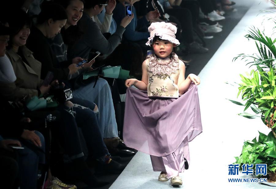 （文化）（2）上海：春天里的童装秀