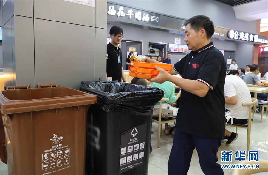 （社会）（1）上海：国展中心保清洁 垃圾分类有章法