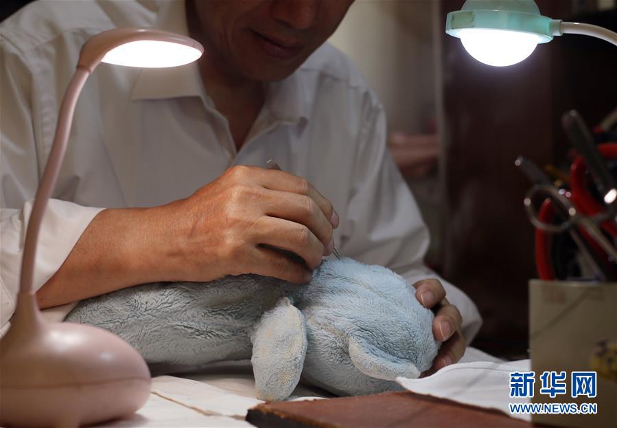 （图片故事）（5）上海：七旬老人的“毛绒娃娃医院”