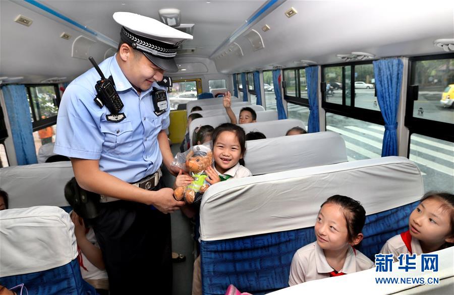 上海警方开展校车行驶安全检查