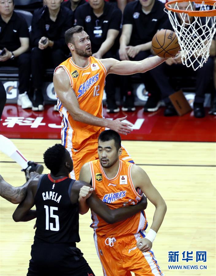 （体育）（8）篮球——NBA季前赛：休斯敦火箭胜上海大鲨鱼