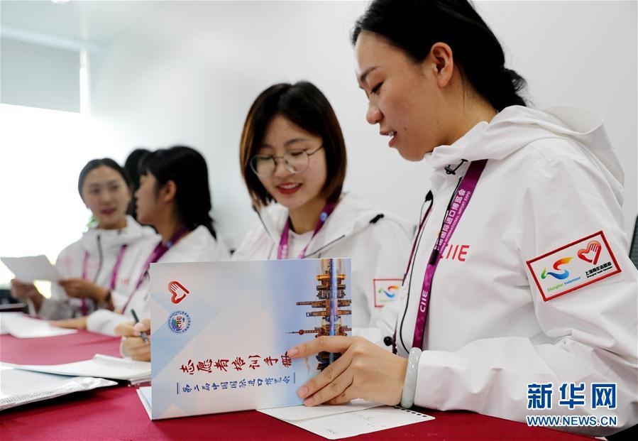 （第二届进博会）（5）云南大学生新加入志愿者队伍  助力进博会东南亚小语种服务