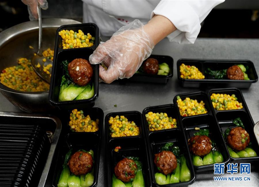 （聚焦疫情防控）（3）上海：老字号餐馆改做盒饭 助力复工人员“安心午餐”