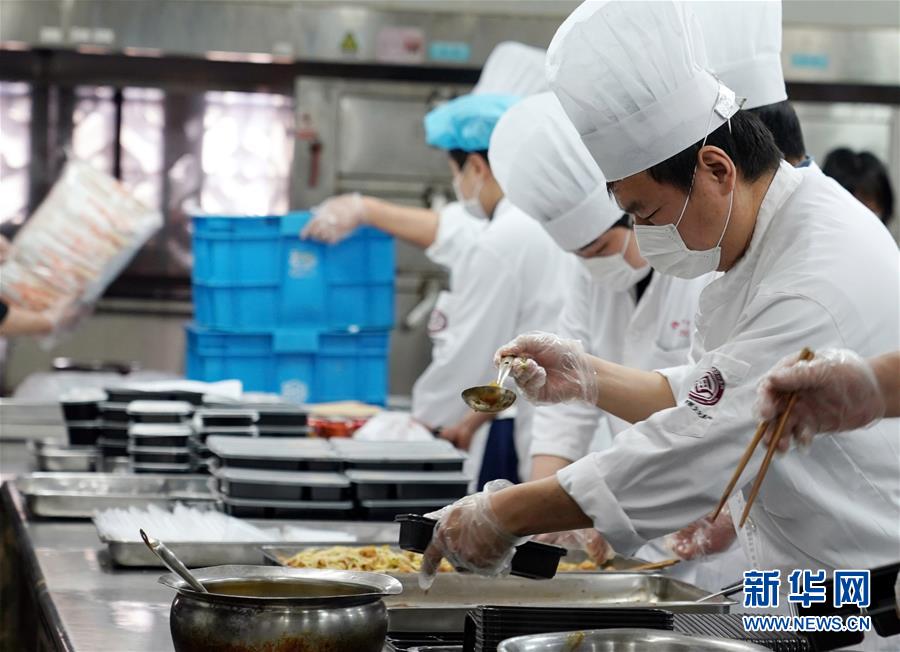（聚焦疫情防控）（4）上海：老字号餐馆改做盒饭 助力复工人员“安心午餐”