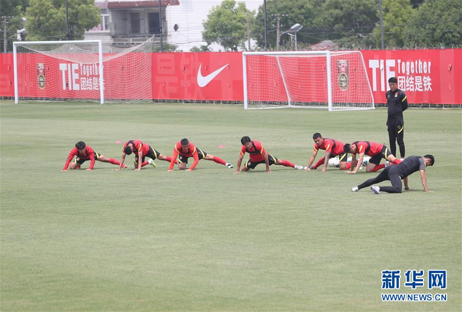（新华视界）（1）足球——国足在上海训练