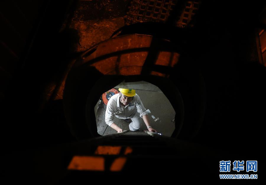 （新华视界）（2）上海：地下电缆敷设忙