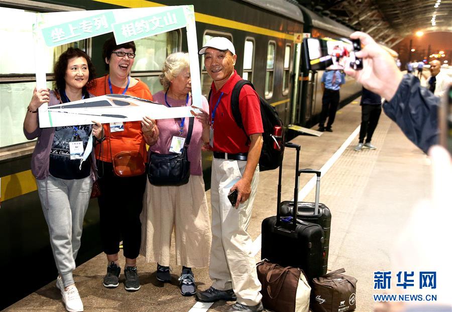 （社会）（1）上海文山两地首次开通旅游专列