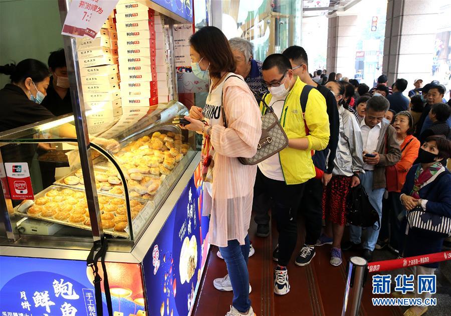 （社会）（1）上海：中秋佳节临近  散装月饼受宠