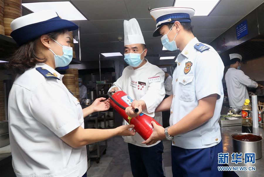 （社会）（2）上海：消防检查 迎接长假