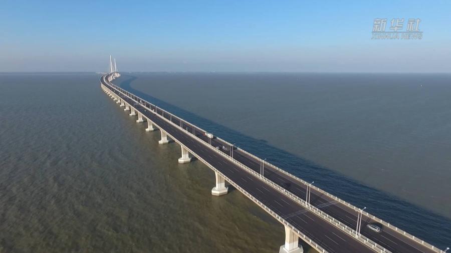 上海长江大桥:横跨两岛的公轨合建斜拉桥