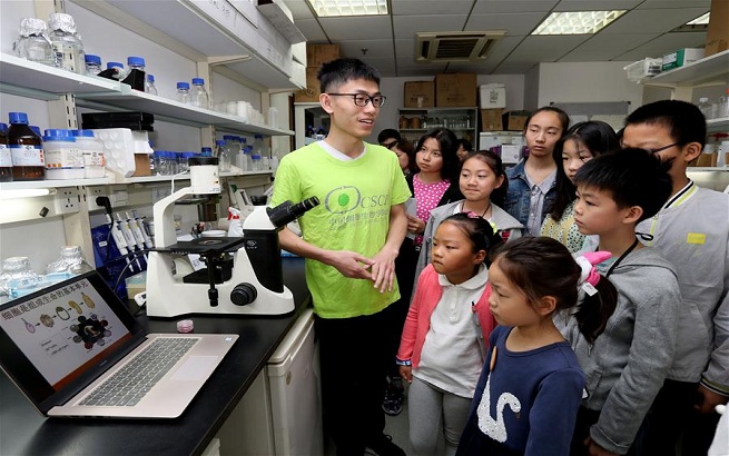 上海：中小学生走进中科院实验室