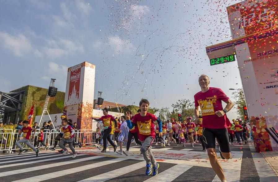 近萬名跑者在上海迪士尼參加秋季“奇跑”賽事