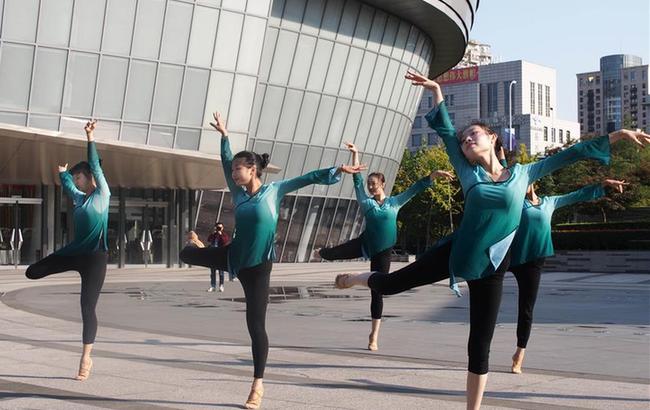 “舞動十二小時”活動在上海國際舞蹈中心舉行