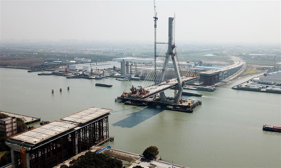 上海昆阳路大桥加紧建设
