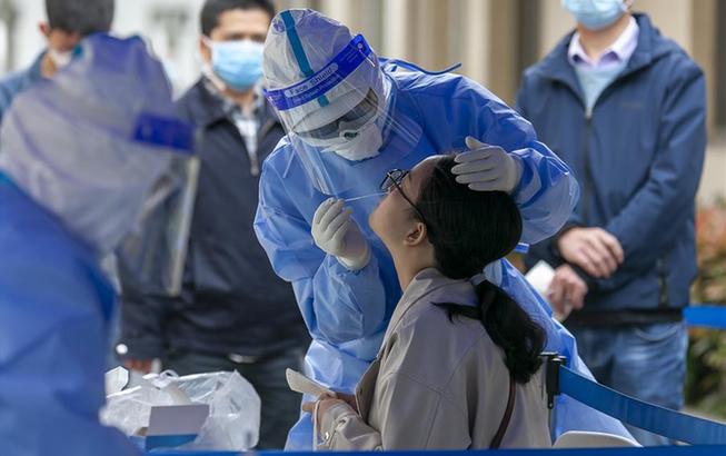上海开展企事业单位员工核酸检测保障复工复产