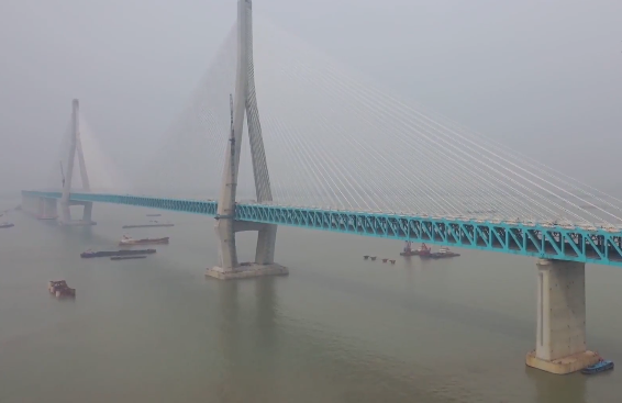通滬鐵路首部檢測列車駛過長江大橋