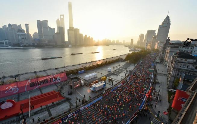 马拉松——2020上海国际马拉松赛鸣枪开跑
