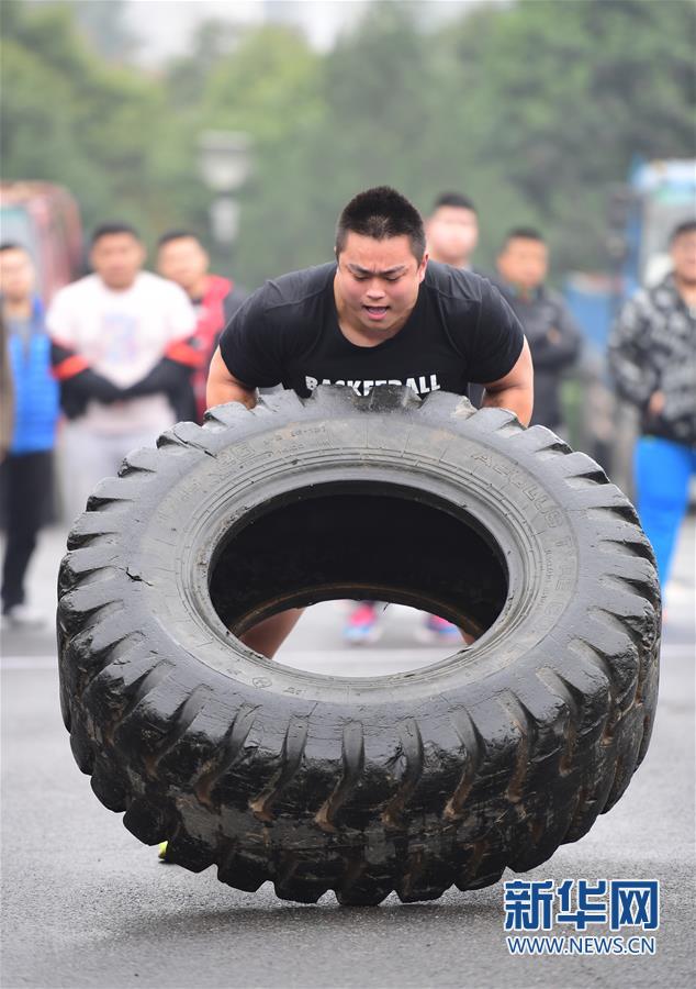 中国力量嘉年华"宝鸡站大奖赛暨民间大力士挑战赛在陕西省宝鸡市体育