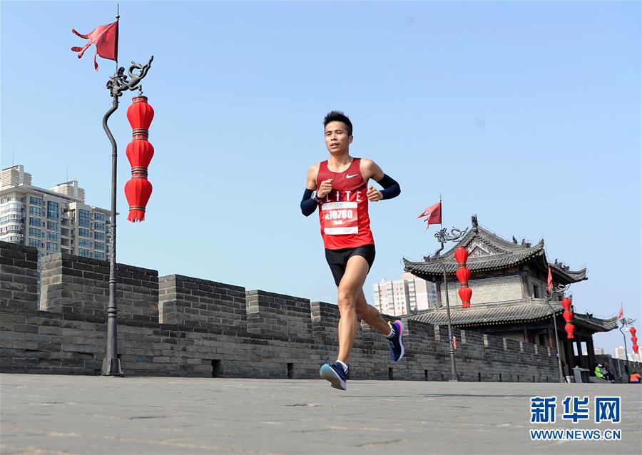 （体育）（1）马拉松——2018西安城墙国际马拉松赛开跑