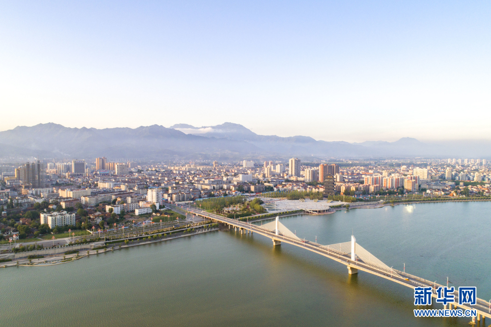 6月8日,勉县县城碧空如洗,汉江清莹澄澈(无人机拍摄).