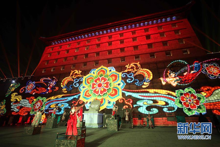 （社會）（1）西安城墻新春燈會亮燈 