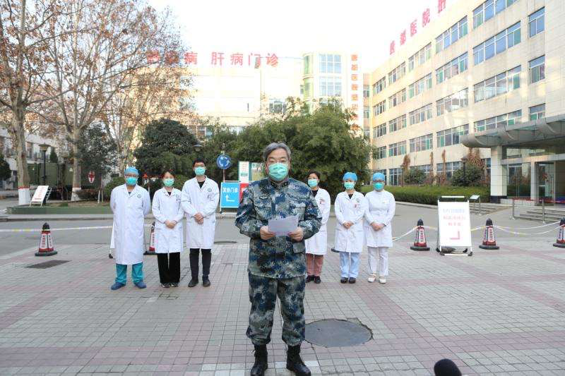 当日上午,陜西省首例新型冠状病毒感染治愈患者,从空军军医大学