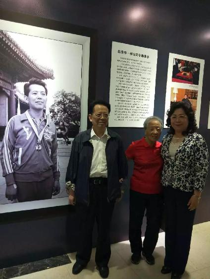 80岁"开心老太"洪南丽再开影展,40年用镜头记录中国体育历史