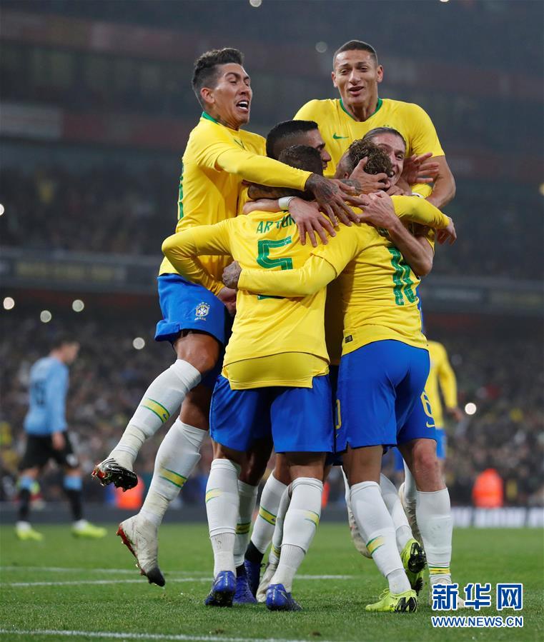 （体育）（2）足球——友谊赛：巴西胜乌拉圭