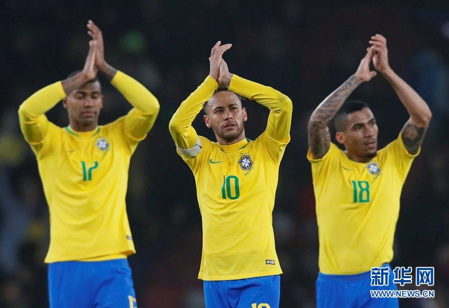 （体育）（3）足球——友谊赛：巴西胜乌拉圭