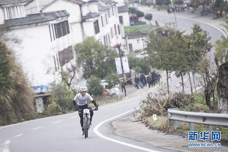 （体育）（1）自行车——“挺进大别山”中国（黄冈）自行车赛举行