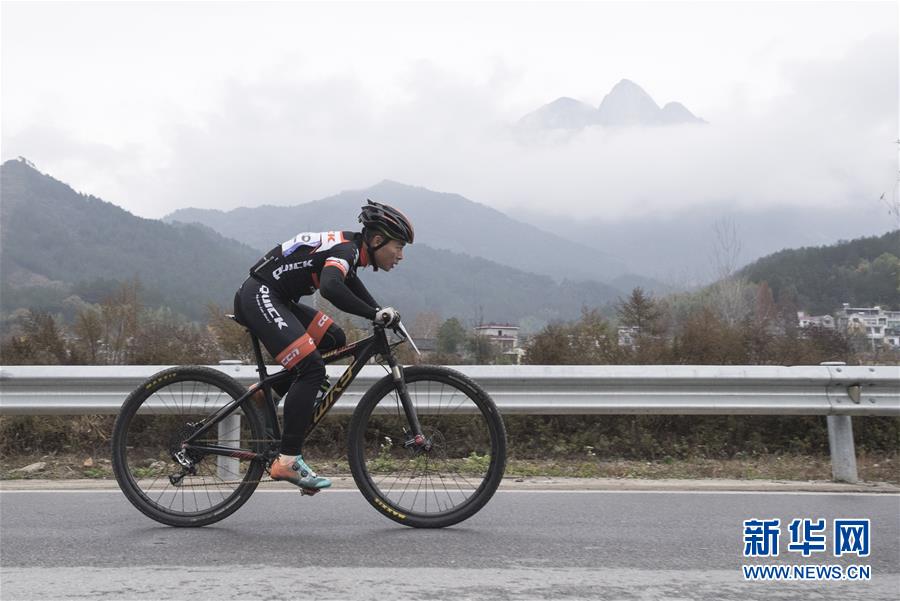 （体育）（2）自行车——“挺进大别山”中国（黄冈）自行车赛举行