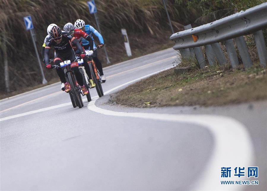（体育）（4）自行车——“挺进大别山”中国（黄冈）自行车赛举行