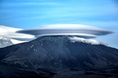 意大利埃特纳火山顶惊现怪异“飞碟云”