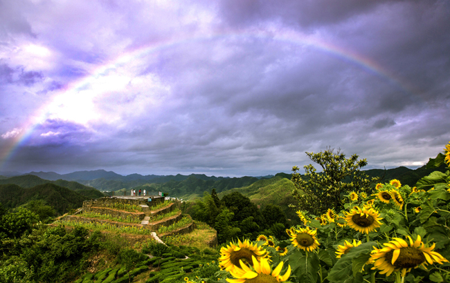 安徽：石潭雨后现绚丽彩虹