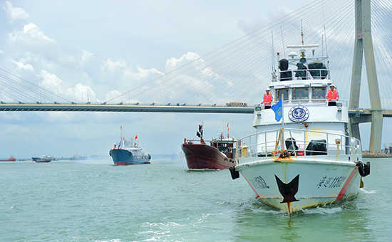 开渔首日海南洋浦海事为渔船保驾护航