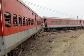 印度北部一列车脱轨至少50人受伤