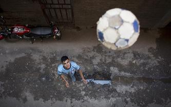 足球的意義——記阿根廷貧民窟少年的一天