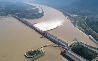 三峡大坝：洪峰过境