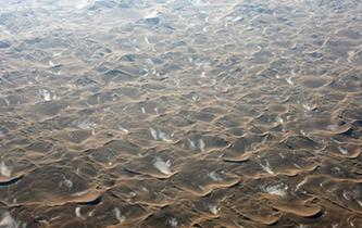 空中看巴丹吉林沙漠 特色沙丘形成沙漠壮观“脚印”